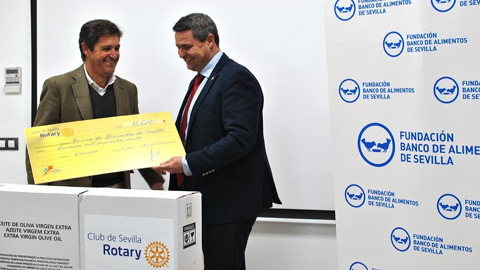 Acto de entrega del donativo al Banco de Alimentos de Sevilla